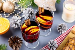 Zwei Gläser heißer Glühwein mit Gewürzen und geschnittener Orange Weihnachtsgetränk mit Dekorationen Beschneidungspfad eingeschlo lizenzfreies stockbild Zwei Gläser heißer Glühwein mit Gewürzen und geschnittener Orange Weihnachtsgetränk mit Dekorationen Beschneidungspfad eingeschlo lizenzfreies stockbild