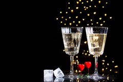 Zwei Gläser mit einem Cocktail und zwei Herzen, Valentinstagkonzept stockfoto Zwei Gläser mit einem Cocktail und zwei Herzen, Valentinstagkonzept stockfoto