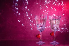 Zwei Gläser mit einem Cocktail und zwei Herzen, Valentinstagkonzept stockbild Zwei Gläser mit einem Cocktail und zwei Herzen, Valentinstagkonzept stockbild