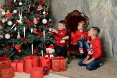zwei glückliche Jungen am festlichen Unterschied von Tannenbäumen betrachten die Geschenke lizenzfreie stockfotos zwei glückliche Jungen am festlichen Unterschied von Tannenbäumen betrachten die Geschenke lizenzfreie stockfotos