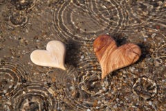 Zwei hölzerne Herzen formen in die Natur für Grußkarte. stockfoto Zwei hölzerne Herzen formen in die Natur für Grußkarte. stockfoto
