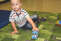 Zwei Jahre Kinderjungen-Spiel mit Autos Pädagogische Spielwaren für Vorschule und Kindergartenkind, Innenspielplatz, Lebensstilko stockbild Zwei Jahre Kinderjungen-Spiel mit Autos Pädagogische Spielwaren für Vorschule und Kindergartenkind, Innenspielplatz, Lebensstilko stockbild