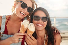 Zwei junge Freunde, die Eiscreme draußen haben stockfotos Zwei junge Freunde, die Eiscreme draußen haben stockfotos