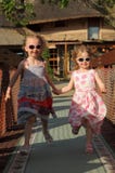 Zwei junge Schwestern, die Hand in Hand laufen stockfotografie Zwei junge Schwestern, die Hand in Hand laufen stockfotografie