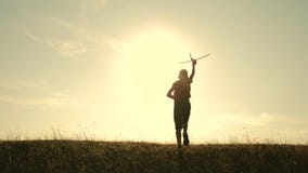 Zwei Jungen spielen mit einer h?lzernen Fl?che bei Sonnenuntergang Schattenbild von den Kindern, die mit einem Flugzeug spielen T stock video Zwei Jungen spielen mit einer h?lzernen Fl?che bei Sonnenuntergang Schattenbild von den Kindern, die mit einem Flugzeug spielen T stock video