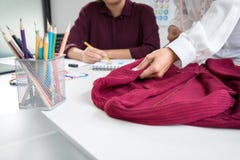 Zwei junges Damenschneiderin- oder Designerkollegen Arbeiten und discussi lizenzfreie stockfotos Zwei junges Damenschneiderin- oder Designerkollegen Arbeiten und discussi lizenzfreie stockfotos