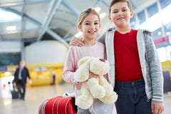 Zwei Kinder als beste Freunde im Flughafen stockbilder Zwei Kinder als beste Freunde im Flughafen stockbilder