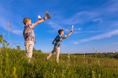 Zwei Kinder starten seine airplans am Feld Stockfotografie Zwei Kinder starten seine airplans am Feld Stockfotografie