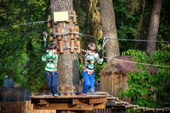 Zwei kleine Jungen, die zusammen spielen und Spa? haben Lebensstilfamilienmoment von Geschwister auf Spielplatz Kinderfreunde spi stockbild Zwei kleine Jungen, die zusammen spielen und Spa? haben Lebensstilfamilienmoment von Geschwister auf Spielplatz Kinderfreunde spi stockbild