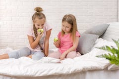 Zwei Kleinkindm?dchen im Schlafzimmer spielen lizenzfreies stockfoto Zwei Kleinkindm?dchen im Schlafzimmer spielen lizenzfreies stockfoto