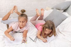 Zwei Kleinkindm?dchen im Schlafzimmer spielen stockfoto Zwei Kleinkindm?dchen im Schlafzimmer spielen stockfoto