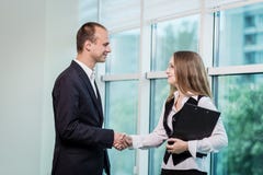 Zwei Leute, die nahes hohes des betriebswirtschaftlichen Problems, Wirtschaftler hav besprechen lizenzfreie stockfotos Zwei Leute, die nahes hohes des betriebswirtschaftlichen Problems, Wirtschaftler hav besprechen lizenzfreie stockfotos