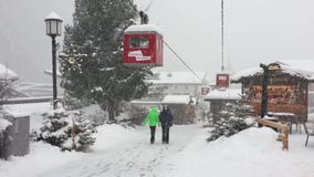 Zwei Leute, die unter schwere Schneefälle gehen stock video Zwei Leute, die unter schwere Schneefälle gehen stock video