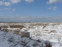 Zwei ländliches Hinterland-hölzerne Toiletten im Winterpark stockbilder Zwei ländliches Hinterland-hölzerne Toiletten im Winterpark stockbilder