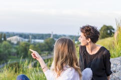 zwei Mädchen, die Sonnenuntergang genießen stockfoto zwei Mädchen, die Sonnenuntergang genießen stockfoto