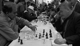 Zwei Männer spielen ein Schach stockfotografie Zwei Männer spielen ein Schach stockfotografie