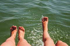 Zwei Paare Fußspritzen im Wasser stockfotos Zwei Paare Fußspritzen im Wasser stockfotos