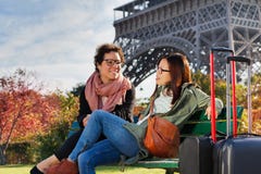 Zwei Reisende, die Rest nach weitem Spaziergang in Paris haben lizenzfreies stockbild Zwei Reisende, die Rest nach weitem Spaziergang in Paris haben lizenzfreies stockbild
