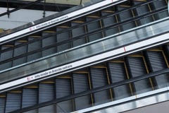 Zwei Rolltreppen im Vordergrund mit einem Zeichen auf spanisch, das sagt, vermeiden, in die entgegengesetzte Richtung zu gehen stockbilder Zwei Rolltreppen im Vordergrund mit einem Zeichen auf spanisch, das sagt, vermeiden, in die entgegengesetzte Richtung zu gehen stockbilder