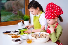 Zwei Schwestern, die zusammen Granola zubereiten lizenzfreie stockfotografie Zwei Schwestern, die zusammen Granola zubereiten lizenzfreie stockfotografie