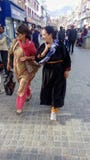 Zwei tibetanische Frauen auf der gehenden Straße lizenzfreie stockbilder Zwei tibetanische Frauen auf der gehenden Straße lizenzfreie stockbilder