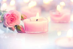 Zwei verklemmte Innere Geformte Kerzen und Rosen des rosa Herzens Stockfotografie Zwei verklemmte Innere Geformte Kerzen und Rosen des rosa Herzens Stockfotografie
