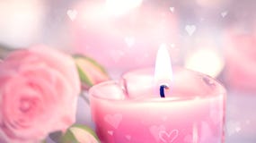 Zwei verklemmte Innere Geformte Kerzen und Rosen des rosa Herzens Stockfotografie Zwei verklemmte Innere Geformte Kerzen und Rosen des rosa Herzens Stockfotografie