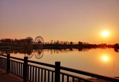 Zwei Windmühlen im Sonnenuntergang stockbild Zwei Windmühlen im Sonnenuntergang stockbild