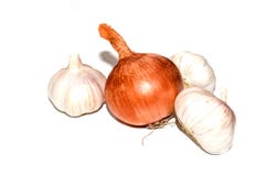 Zwiebeln und Knoblauch auf einem weißen Hintergrund stockbilder Zwiebeln und Knoblauch auf einem weißen Hintergrund stockbilder