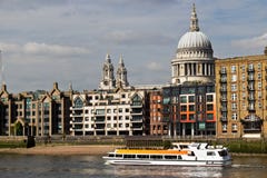Zwiedzająca łódź wypełniał z turystami na rzecznym Thames w Londyn, Fotografia Stock Zwiedzająca łódź wypełniał z turystami na rzecznym Thames w Londyn, Fotografia Stock