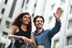 Zwischen verschiedenen Rassen Geschäftspaare haben ein Gespräch in der modernen Stadt lizenzfreies stockbild Zwischen verschiedenen Rassen Geschäftspaare haben ein Gespräch in der modernen Stadt lizenzfreies stockbild