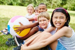 Zwischen verschiedenen Rassen Gruppe Kinder als Freunde stockbild Zwischen verschiedenen Rassen Gruppe Kinder als Freunde stockbild