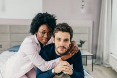 Zwischen verschiedenen Rassen junge Paare, die Spaß auf Bett sich entspannen und haben Afrikanische Frau stockfotos Zwischen verschiedenen Rassen junge Paare, die Spaß auf Bett sich entspannen und haben Afrikanische Frau stockfotos