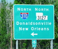 Zwischenstaatliche Zeichen nach New Orleans lizenzfreie stockfotografie Zwischenstaatliche Zeichen nach New Orleans lizenzfreie stockfotografie