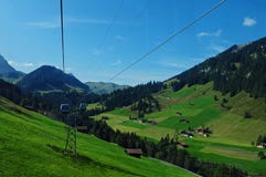 Zwitserse Alpen: De kabelwagen van Silleren in Adelboden in Bernes Oberland stock afbeelding Zwitserse Alpen: De kabelwagen van Silleren in Adelboden in Bernes Oberland stock afbeelding