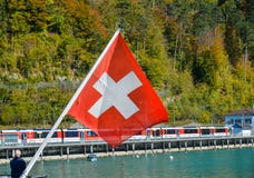 Zwitserse vlag in toeristenboot op Meer Brienz stock fotografie Zwitserse vlag in toeristenboot op Meer Brienz stock fotografie