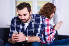 Związek i telefonu nałogu pojęcie - potomstwa dobierają się używać th fotografia royalty free Związek i telefonu nałogu pojęcie - potomstwa dobierają się używać th fotografia royalty free