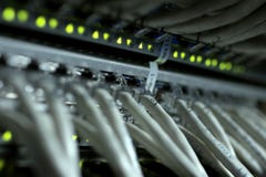 Związki Internetowi kable z serwerami Serwer daty centra fotografia stock Związki Internetowi kable z serwerami Serwer daty centra fotografia stock