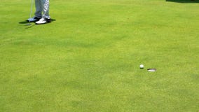 Zwolnione tempo golfisty k?adzenia pi?ka golfowa w dziur? zbiory wideo Zwolnione tempo golfisty k?adzenia pi?ka golfowa w dziur? zbiory wideo