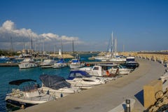Zygi, Cyprus - Maart 13, 2017: Zygihaven met snelheidsboten Stock Foto's Zygi, Cyprus - Maart 13, 2017: Zygihaven met snelheidsboten Stock Foto's