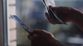 Zählung von US-Währung Frau zählt Geld Neue Dollar in der Hand Langsame Bewegung HD stock video Zählung von US-Währung Frau zählt Geld Neue Dollar in der Hand Langsame Bewegung HD stock video