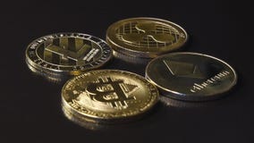 Złocistych monet waluty Bitcoin Ethereum Lietekoin crypto czochra na ciemnym tła wideo w drodze zdjęcie wideo Złocistych monet waluty Bitcoin Ethereum Lietekoin crypto czochra na ciemnym tła wideo w drodze zdjęcie wideo