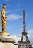 Złota statua przy wieżą eifla i Trocadero zdjęcie stock Złota statua przy wieżą eifla i Trocadero zdjęcie stock