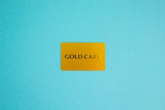 Złoto karta na błękitnym tle, pojęcie zdjęcia royalty free Złoto karta na błękitnym tle, pojęcie zdjęcia royalty free