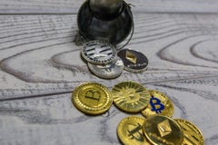 Złoty bitcoin i inna crypto waluta w spadać zabawkarskim metalu forsujemy zbliżenie fotografia stock Złoty bitcoin i inna crypto waluta w spadać zabawkarskim metalu forsujemy zbliżenie fotografia stock