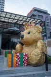 Złoty giganta niedźwiedź przy misia muzeum, Pattaya, Tajlandia, Maj 1 obrazy stock Złoty giganta niedźwiedź przy misia muzeum, Pattaya, Tajlandia, Maj 1 obrazy stock