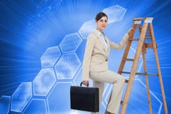 Złożony wizerunek bizneswoman kariery wspinaczkowa drabina i patrzeć kamerę Fotografia Stock Złożony wizerunek bizneswoman kariery wspinaczkowa drabina i patrzeć kamerę Fotografia Stock