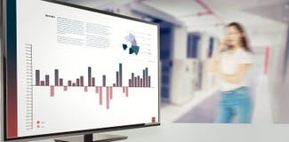 Złożony wizerunek rozważna brunetki pozyci ręka na świątyni obrazy stock Złożony wizerunek rozważna brunetki pozyci ręka na świątyni obrazy stock