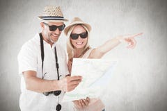 Złożony wizerunek szczęśliwa turystyczna para używa mapę i wskazywać obrazy royalty free Złożony wizerunek szczęśliwa turystyczna para używa mapę i wskazywać obrazy royalty free
