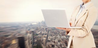 Złożony wizerunek ufny bizneswomanu mienia laptop Zdjęcie Stock Złożony wizerunek ufny bizneswomanu mienia laptop Zdjęcie Stock